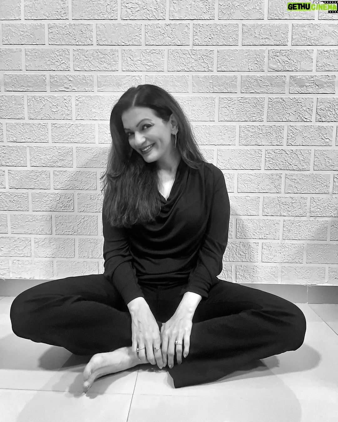 Prachee Shah Instagram - Moments in between … where life actually resides . . . Don’t miss the 4 th pic ~ my handwritten thought ☺️ . #blackandwhite #myhandwriting #mood #life #moments #thoughts #thesecret #pracheeshahpaandya