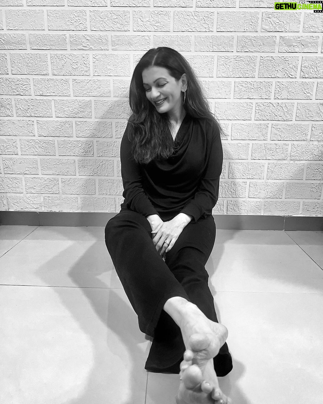 Prachee Shah Instagram - Moments in between … where life actually resides . . . Don’t miss the 4 th pic ~ my handwritten thought ☺️ . #blackandwhite #myhandwriting #mood #life #moments #thoughts #thesecret #pracheeshahpaandya