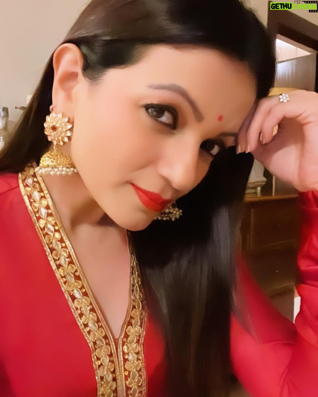 Prachee Shah Instagram - It’s the most wonderful time of the year ❤️❤️❤️ . . #merrychristmas #december #favouritemonth #red #christmas #pracheeshahpaandya #selfies