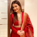Prachee Shah Instagram - … उनका ज़िक्र उनकी तमन्ना उनकी याद वक़्त कितना क़ीमती है आज कल शकील बदायूनी . . #red #mood #ethnic #traditional #pracheeshahpaandya