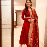Prachee Shah Instagram - … उनका ज़िक्र उनकी तमन्ना उनकी याद वक़्त कितना क़ीमती है आज कल शकील बदायूनी . . #red #mood #ethnic #traditional #pracheeshahpaandya