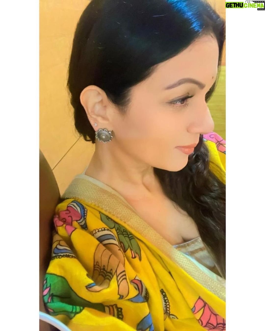 Prachee Shah Instagram - … ज़िंदगी जब भी तेरी बज़्म में लाती है हमें ..💛 . . #mood #simply #me #pracheeshahpaandya #kalamkari