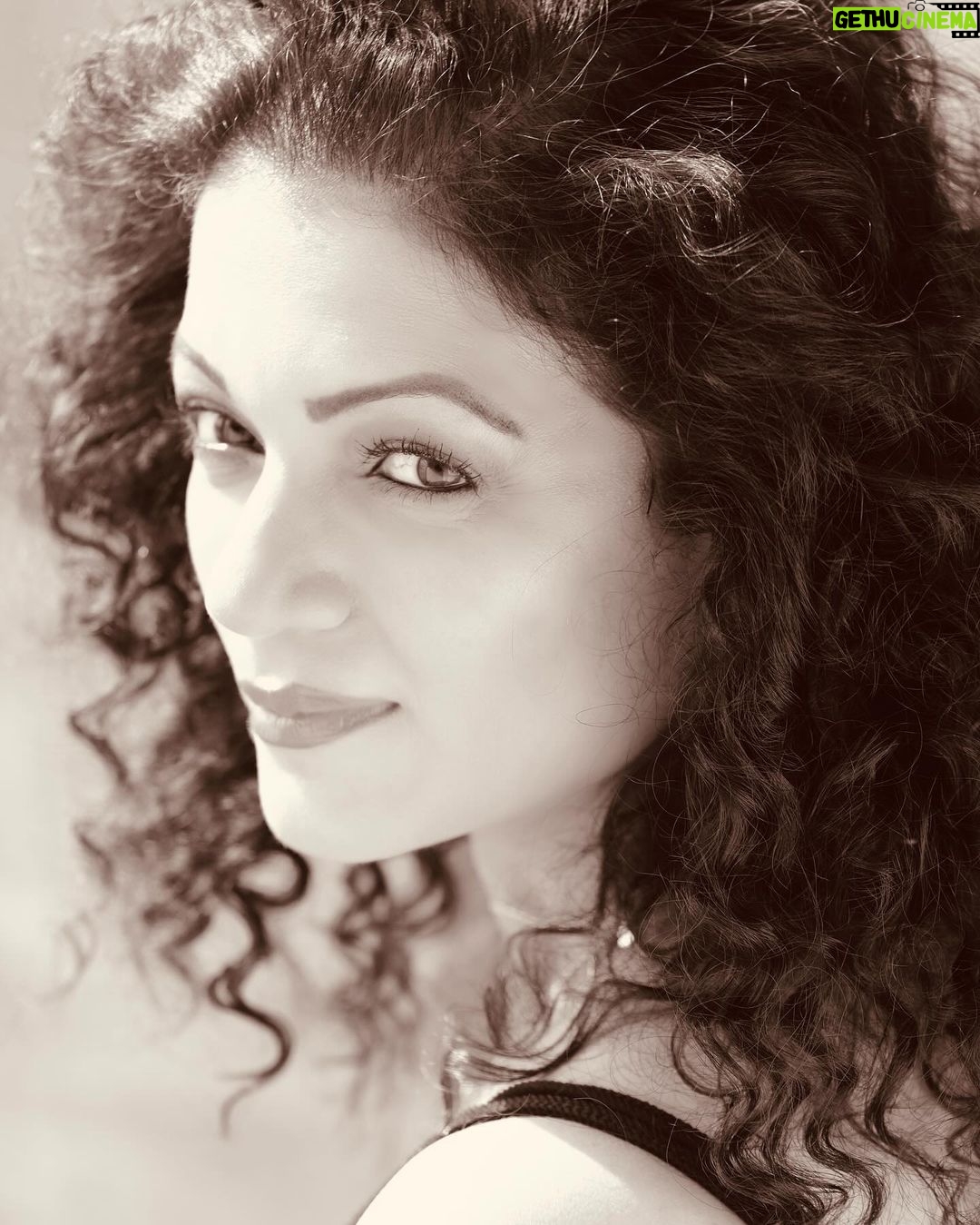Prachee Shah Instagram - … December state of mind ❤️❤️ . Stay …🎶 . #mood #december #favourite #besttimeoftheyear #birthdaymonth #haircurled #pracheeshahpaandya 📷 Headshot ~ @jayeshshethofficial @muskaansmakeupandhair