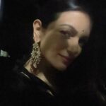 Prachee Shah Instagram - … अनकही सी गुफ्तगू, अनसुनी सी जुस्तजू बिन कहे, बिन सुने अपनी बात हो गई साँवली सी रात हो, ख़ामोशी का साथ हो 🎶❤️🎶 . . #lovethissong #mood #musically #yours #pracheeshahpaandya