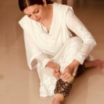 Prachee Shah Instagram - Sometimes an Actor, sometimes a Dancer , sometimes juggling between being a Daughter , Wife & a Mother 😅… but always a full time Human 😇 . . (swipe ➡️🎧 footwork ) #stayreal #multitasking #gratitude #lifeisbeautiful #riyaz #practice #actor #kathakdancer #pracheeshahpaandya ( p.s. overwhelmed with your love for my previous sitar reel 🙏 still learning …. ! )