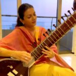 Prachee Shah Instagram - साथिया, साथिया मद्धम-मद्धम तेरी गीली हँसी ❤️ . 🎧 All time favourite composition @arrahman sir 🙌 @sonunigamofficial 💛 . #reelitfeelit #sitar #mood #justfeltlike #sathiya #kathakdancer #actor #pracheeshahpaandya