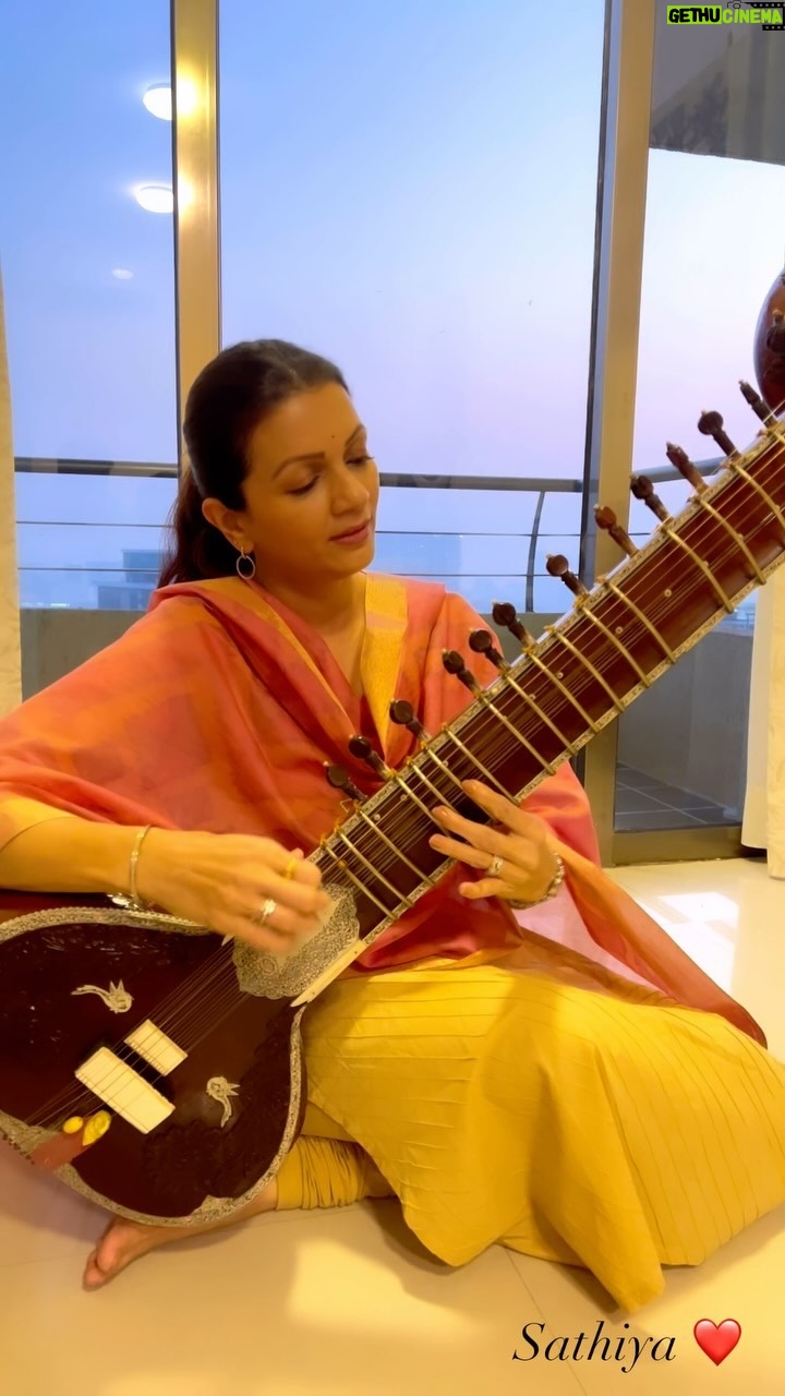 Prachee Shah Instagram - साथिया, साथिया मद्धम-मद्धम तेरी गीली हँसी ❤️ . 🎧 All time favourite composition @arrahman sir 🙌 @sonunigamofficial 💛 . #reelitfeelit #sitar #mood #justfeltlike #sathiya #kathakdancer #actor #pracheeshahpaandya