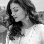 Prachee Shah Instagram - बहुत अजीब है ये बंदिशें मुहब्बत की न उसने क़ैद में रखा न हम फरार हुए अहमद फ़राज़ . . #mood #shayari #blackandwhite #mattersoftheheart #pracheeshahpaandya