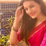 Prachee Shah Instagram – It’s called a Festival of Lights for a reason. Stay Bright 😊For life 😇
.
लाल साड़ी , हरे काँच की चूड़ियाँ , सिंदूर ❤️ 
पसंदीदा रंग ❣️
.
#festive #vibes #festivaloflights #diwali #love #happiness #me #pracheeshahpaandya