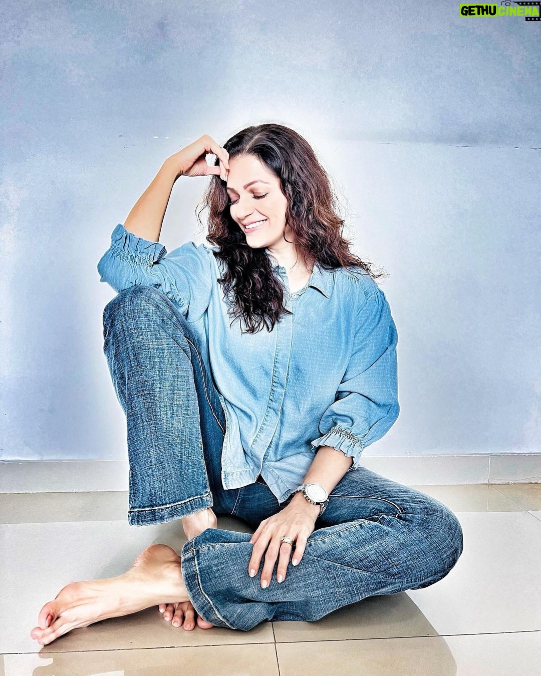 Prachee Shah Instagram - Chase your blues away … 😇💙 . . #mood #blueaesthetic #just #blue #pracheeshahpaandya
