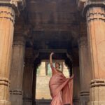 Prachee Shah Instagram - Dream a little dream and grab onto it for life ❤️😇 . . #impromptu #reelitfeelit #justfeltlike #love #dance #expression #sareelove #liveinthemoment #actor #kathakdancer #pracheeshahpaandya #shootdiaries #ahmedabad 📷 ~ @aarjavtrivedi 🤗 Makeup ~ @kiran.parmar.921 Hair ~ @_hair.by.freya_