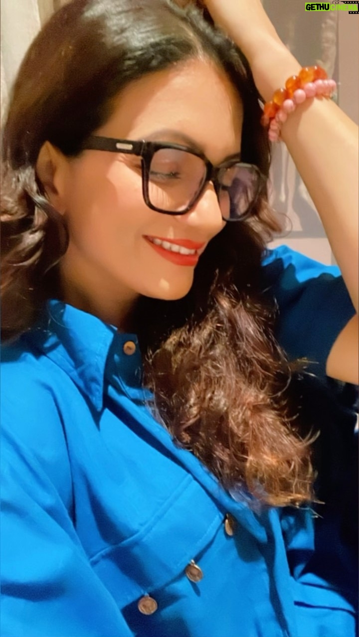 Prachee Shah Instagram - … अपना अपना नज़रिया है ☺️💙 . . #reelitfeelit #selfies #reels #instamood #mattersoftheheart #love #ghazal #chupkechupkeraatdin #pracheeshahpaandya