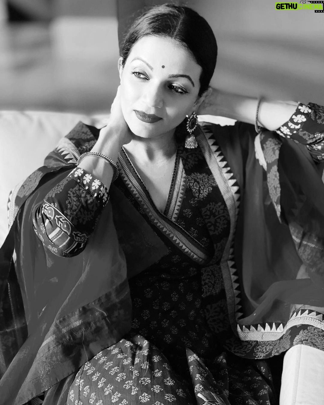 Prachee Shah Instagram - … जो ख़त्म हो किसी जगह ये ऐसा सिलसिला नहीं …❤️ . . #blackandwhite #mood #classic #simply #me #pracheeshahpaandya