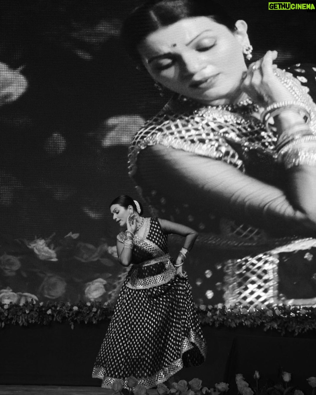 Prachee Shah Instagram - … कुछ तो मिरे पिंदार-ए-मोहब्बत का भरम रख तू भी तो कभी मुझ को मनाने के लिए आ रंजिश ही सही ❣️ . . #onstage #live #performance #picture #favourite #ghazal #mood #expression #pracheeshahpaandya #kathakdancer #actor