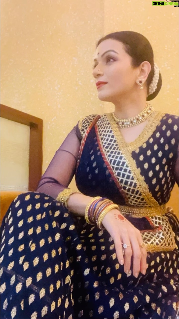 Prachee Shah Instagram - Preparing for the spotlight ⭐️ . #backstage #blues #selfie #mood #moodswings #pracheeshahpaandya #kathakdancer #actor