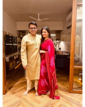 Prachee Shah Instagram - It’s been 18 years of being married , and 22 years of togetherness ❤️ and they sure went by in a blink ! 
Thank you Universe for the sweetness … ! I love you , and I love the way we understand each others silences , even when we are talking 😂
 ( not to be missed - the last pic - a valentines card that I gave ‘him’ back in 2002❣️ & the soundtrack 😇) 
Happy anniversary @vishwaspaandya 🤗❤️
#happyanniversary