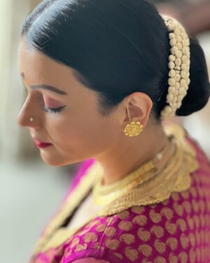 Prachee Shah Instagram - शृंगार ❤️
.
.
Pre performance reds ☺️
#blessed #kathakdancer #actor #pracheeshahpaandya