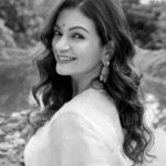 Prachee Shah Instagram - बहुत अजीब है ये बंदिशें मुहब्बत की न उसने क़ैद में रखा न हम फरार हुए अहमद फ़राज़ . . #mood #shayari #blackandwhite #mattersoftheheart #pracheeshahpaandya