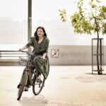 Prachee Shah Instagram - Fun in between shots … remembering the Child in my Hood 😃❤️😃 . . #inbetweenscenes #shoot #life #happiness #childhoodfeels #justforfun #lovethisong #cycling #riverfrontahmedabad #pracheeshahpaandya 📸~ @parthpujara_