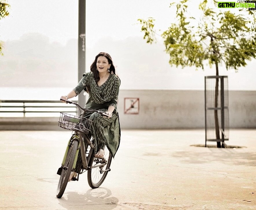 Prachee Shah Instagram - Fun in between shots … remembering the Child in my Hood 😃❤️😃 . . #inbetweenscenes #shoot #life #happiness #childhoodfeels #justforfun #lovethisong #cycling #riverfrontahmedabad #pracheeshahpaandya 📸~ @parthpujara_