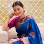 Prachee Shah Instagram - In this world’s constantly changing attire … never give up on your values 😇 . नवरात्रि की शुभकामनाएं 🙏 . #tradition #values #change #classic #saree #sareelove #sareelover #indian #kanjeevaram #silk #foreverlove #pracheeshahpaandya #eventdiaries #anchor #emcee #iocsession #nmaccindia #happynavratri Make up ~ @kiran.parmar.921 Hair~ @saroj_kadam Saree ~ @minivhatkar