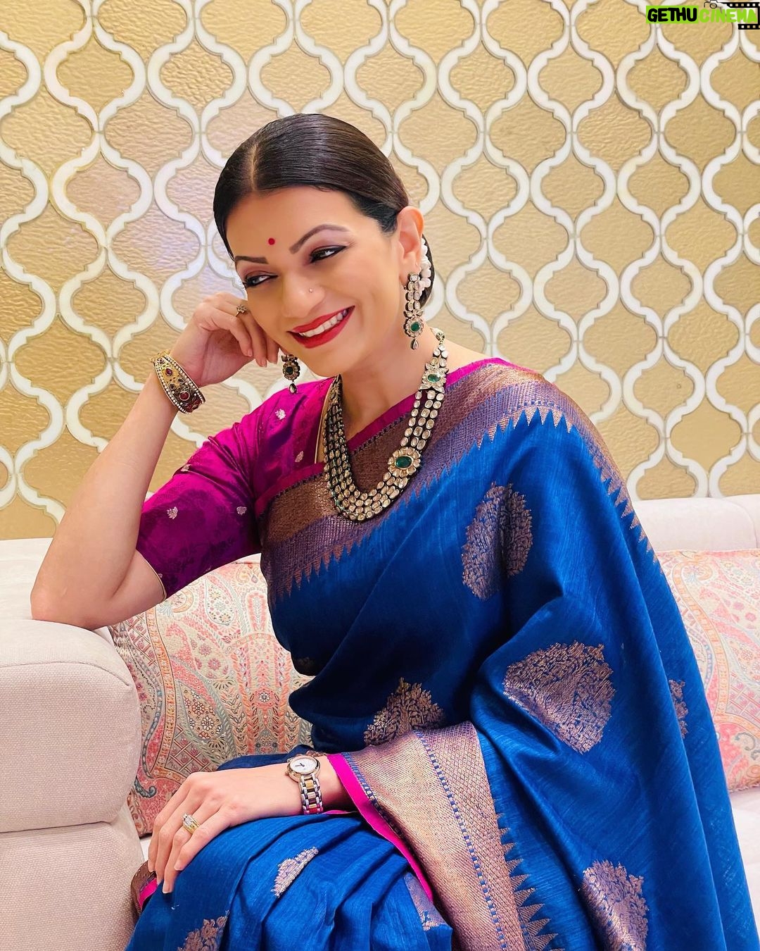 Prachee Shah Instagram - In this world’s constantly changing attire … never give up on your values 😇 . नवरात्रि की शुभकामनाएं 🙏 . #tradition #values #change #classic #saree #sareelove #sareelover #indian #kanjeevaram #silk #foreverlove #pracheeshahpaandya #eventdiaries #anchor #emcee #iocsession #nmaccindia #happynavratri Make up ~ @kiran.parmar.921 Hair~ @saroj_kadam Saree ~ @minivhatkar