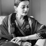 Prachee Shah Instagram - … जो ख़त्म हो किसी जगह ये ऐसा सिलसिला नहीं …❤️ . . #blackandwhite #mood #classic #simply #me #pracheeshahpaandya