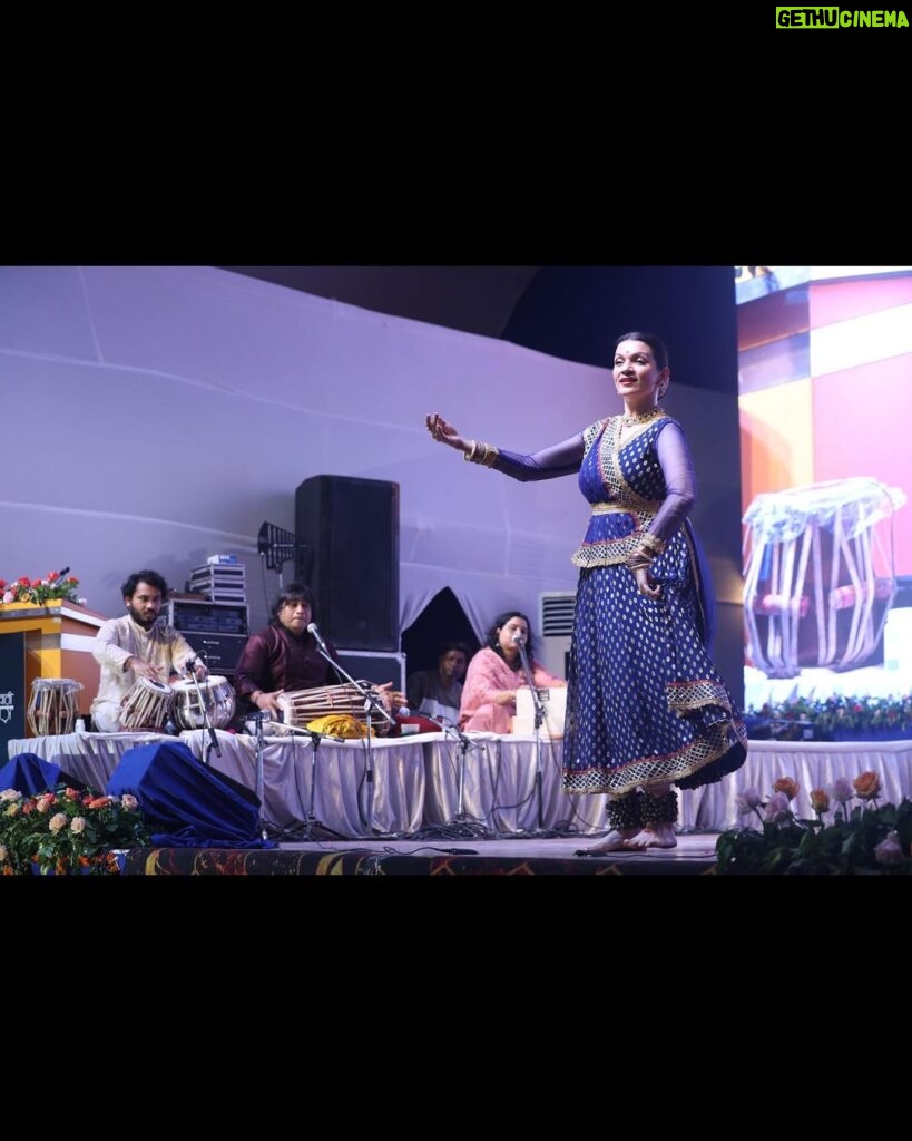 Prachee Shah Instagram - … कथा कहे सो कथक 😇 … storyteller of a classical kind. Blessed to have performed for the Swami Haridas music & dance festival in Vrindavan with my amazing team of accompanying artists @yashwant_vaishnavofficial @mrinalupadhyay @farooquelatif @sangeetalahiri_vocalist . . #blessed #kathakdancer #actor #pracheeshahpaandya #onstage #live #performance #kathak #swamiharidastansensangeetnrityamahotsava #vrindavan