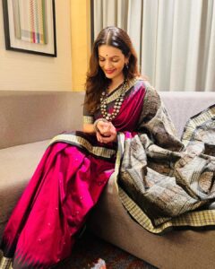 Prachee Shah Instagram - … Every Saree is a piece of art, and each pleat tells a story 💕 . . #sareelover #bomkaisaree #silk @odishapotli #handmade #saree #traditional #event #lucknowdiaries #kathakdancer #actor #pracheeshahpaandya Lucknow-लखनऊ
