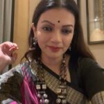 Prachee Shah Instagram - Love is like a mirror. It reflects the beauty within us, reminding us that to love others deeply… we must first learn to love ourselves ❤️😇 . #mood #love #puranegaane #classic #traditional #braid #reelitfeelit #sareelove #feltlike #simplyme #pracheeshahpaandya Saree ~ @odishapotli #bomkaisilksaree
