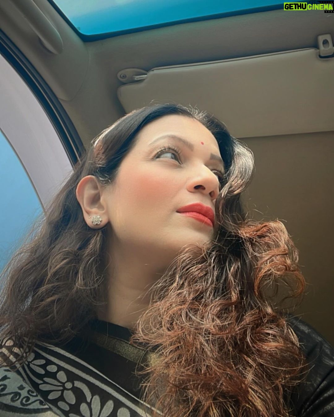 Prachee Shah Instagram - … दुनिया किसी के प्यार में जन्नत से कम नहीं ❤️ . . #mood #ghazal #love #mehdihassansahab #favourite #simply #me #carselfie #pracheeshahpaandya