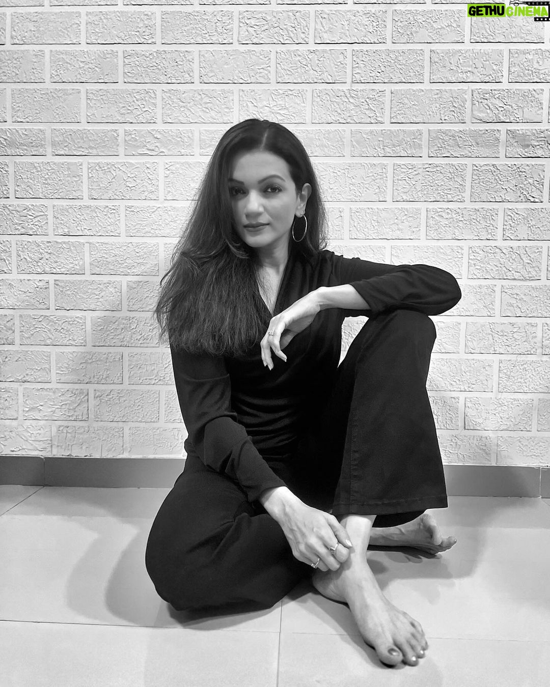 Prachee Shah Instagram - Moments in between … where life actually resides . . . Don’t miss the 4 th pic ~ my handwritten thought ☺️ . #blackandwhite #myhandwriting #mood #life #moments #thoughts #thesecret #pracheeshahpaandya