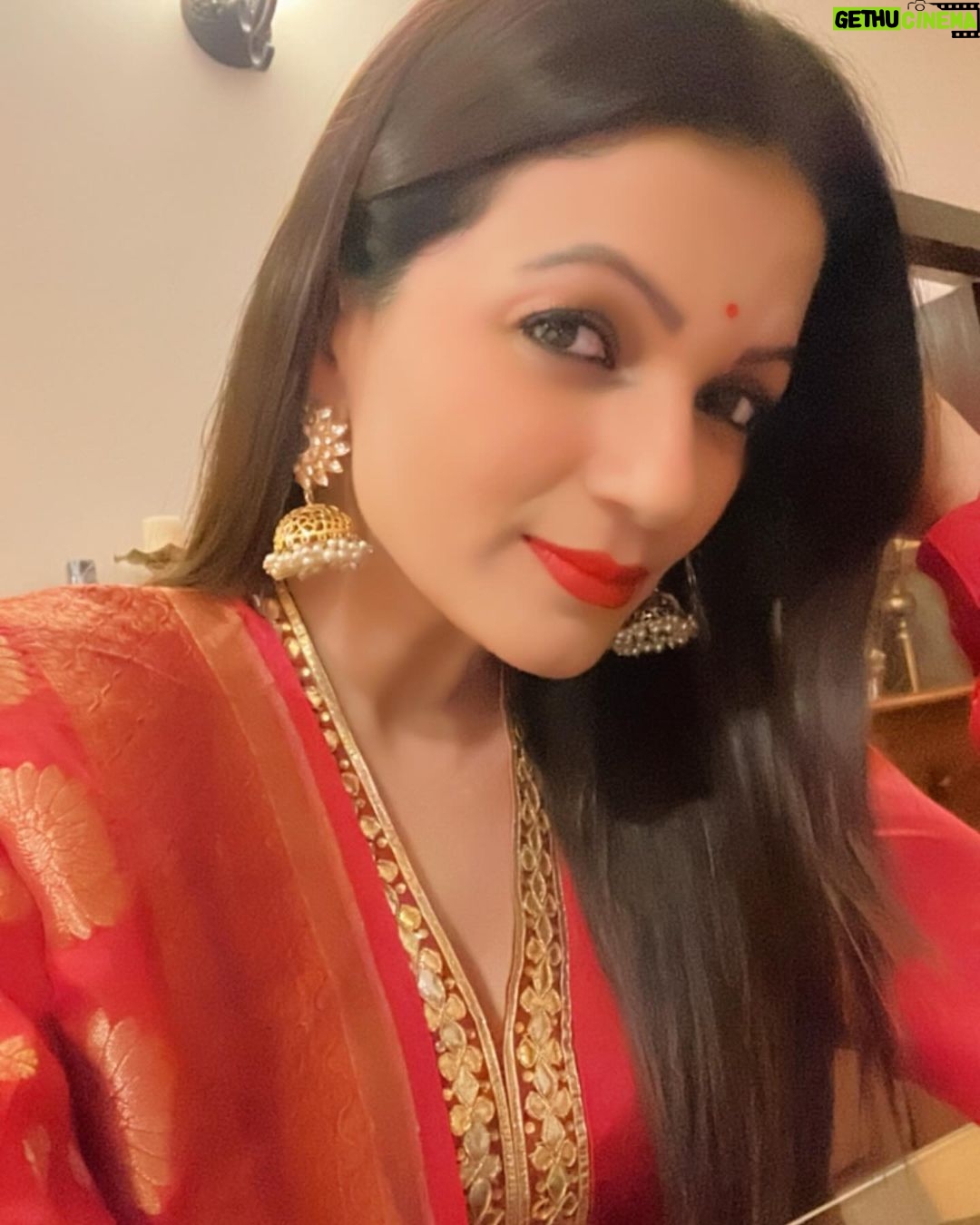 Prachee Shah Instagram - It’s the most wonderful time of the year ❤️❤️❤️ . . #merrychristmas #december #favouritemonth #red #christmas #pracheeshahpaandya #selfies