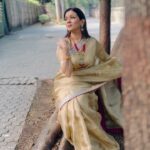 Prachee Shah Instagram - कहना ही क्या ❤️🎶❤️ इस गाने की मिठास … पूने की ठंड … सुनहरी साड़ी …और मैं ☺️ . . Saree & jewellery styled by ~ @minivhatkar 💛 #worldsareeday #sareelove #favourite #song #punediaries #happiness #love #wintersun #actor #kathakdancer #pracheeshahpaandya #reelitfeelit #impromptu #expressions