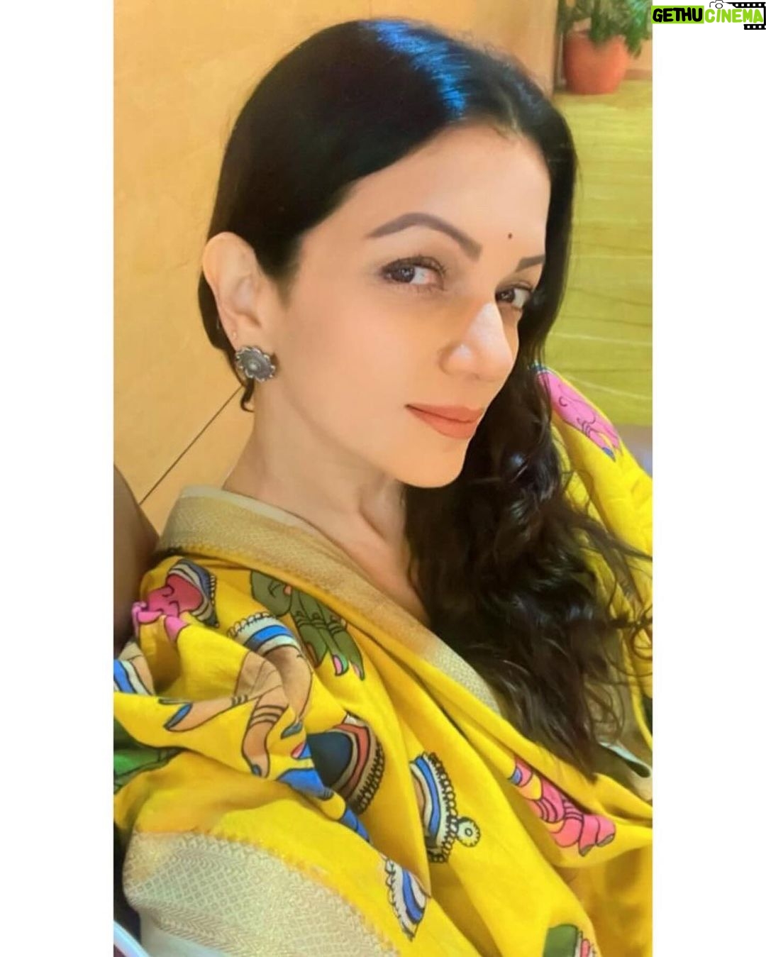 Prachee Shah Instagram - … ज़िंदगी जब भी तेरी बज़्म में लाती है हमें ..💛 . . #mood #simply #me #pracheeshahpaandya #kalamkari