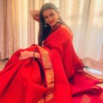 Prachee Shah Instagram – …
Look back at how far you’ve come from where you started… your story will always inspire you to move ahead … 💕
.
.
#happysankranti #sareelove #saree #kanjiavaram #silk #pracheeshahpaandya 
.
