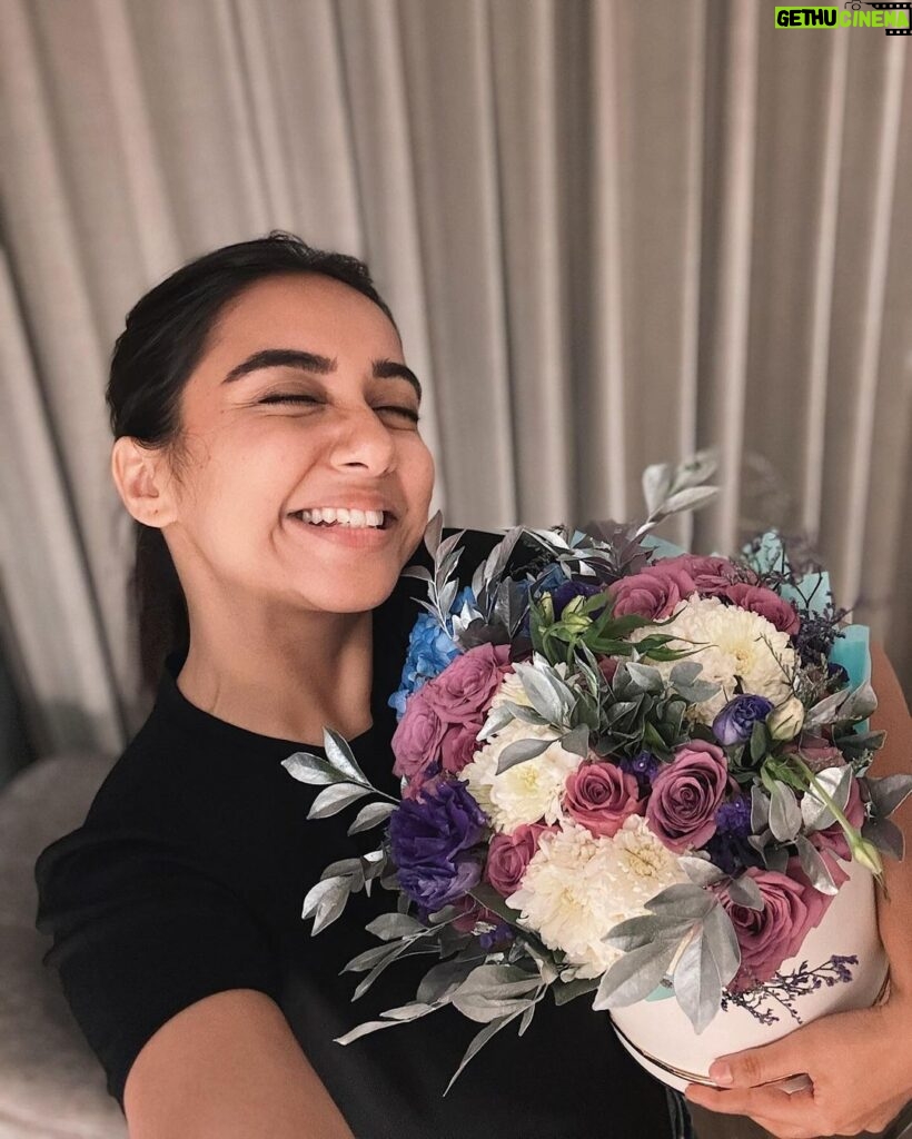 Prajakta Koli Instagram - Came back to flowers from me to me! ♥ Happy 9 years, MostlySane. Thank you for changing my life! @sudeeplahiri12 @sourav1911 @gurpreetbhasin @shabirmomin1 @onedigitalentertainment @ravi_dc @roverdiaries_ @lordaritra