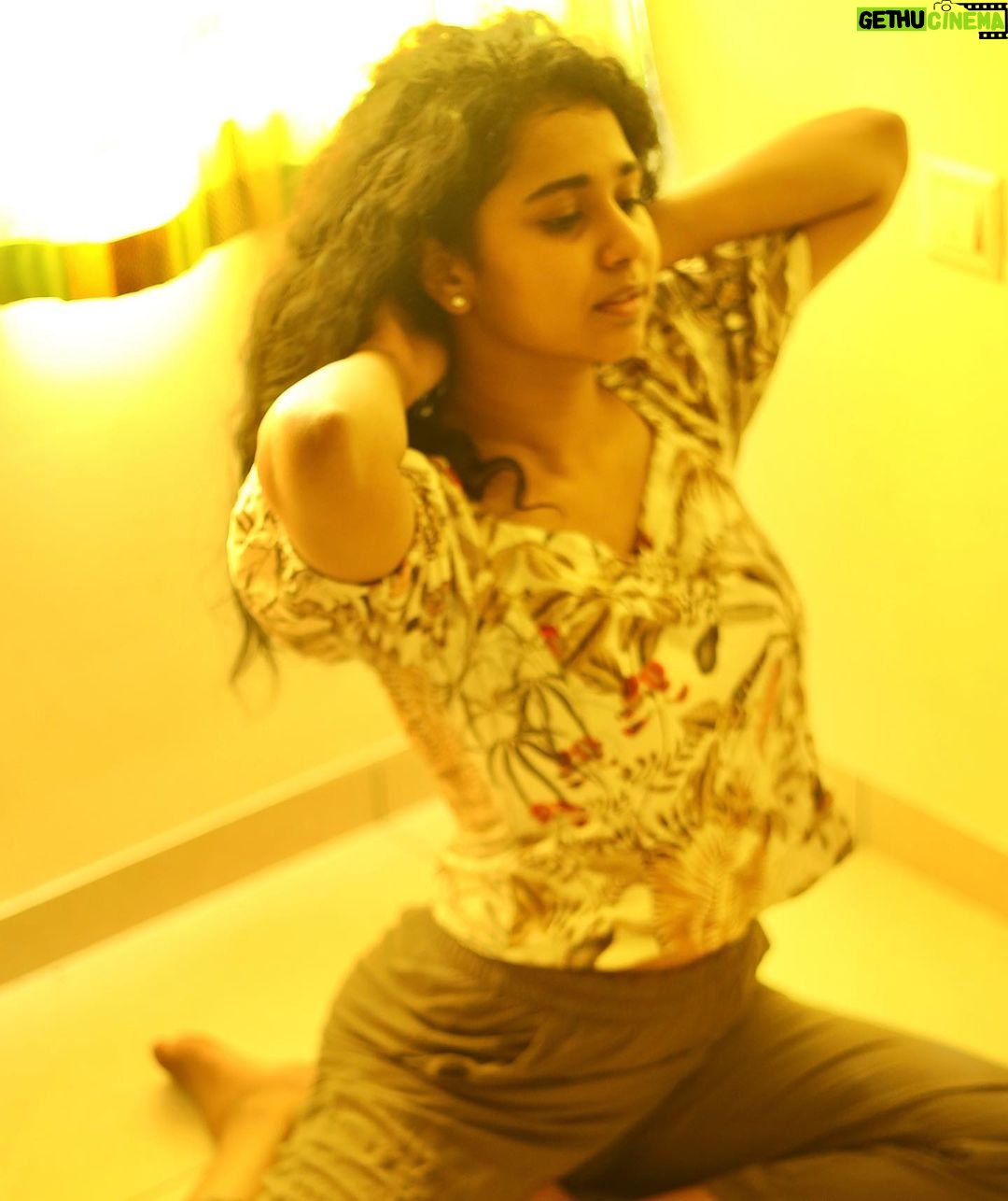Prathana Nathan Instagram - மஞ்சள் வெயில் மாலையிலே🔆