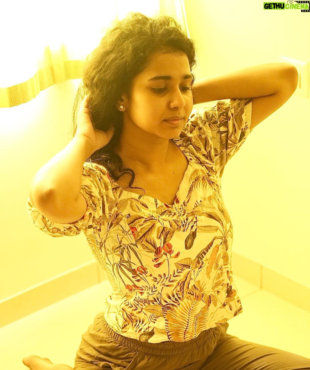 Prathana Nathan Instagram - மஞ்சள் வெயில் மாலையிலே🔆