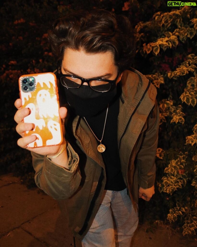 Preston Garcia Instagram - YOOO @casetify CAME IN CLUTCH WITH THIS CASE!!! Thank youuuuu🧡 : If you’re reading this comment your favorite Halloween movie 👻