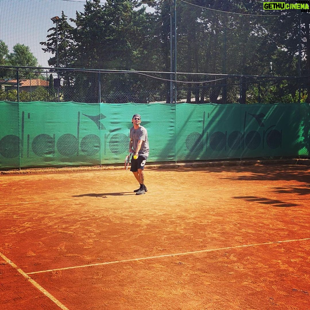 Primo Reggiani Instagram - Dopo un mese e tre giorni partita finita 6-7 6-3 6-3… mai più! 😂☀️ Villa York S.C
