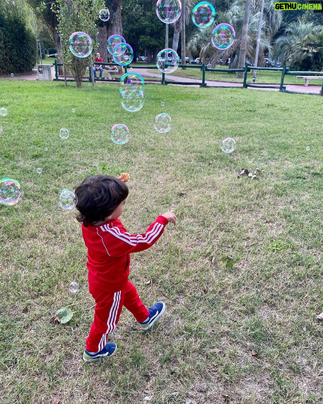 Primo Reggiani Instagram - “Dai facciamo le bolle di sapone!!” 3…….2……..1……..”ciao papà” E tu rimani da solo a fare bolle di sapone e facce assurde 🤣🤣❤️
