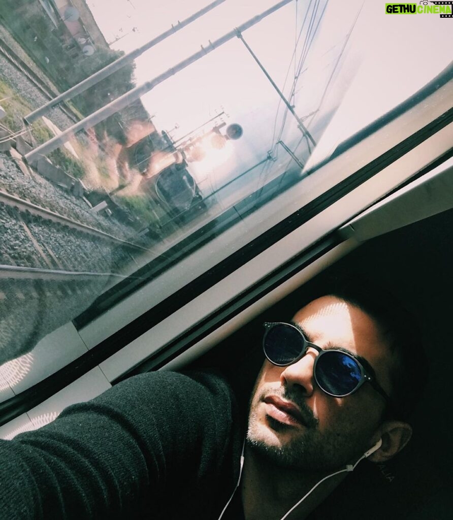 Primo Reggiani Instagram - Facendo finta di dormire.. #gotowork #pictureoftheday #train #waitingfor