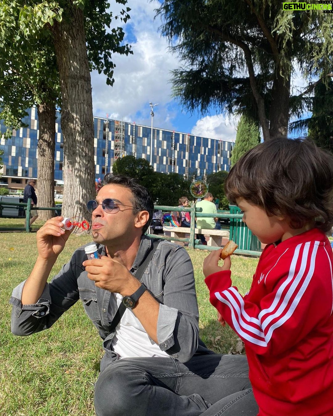 Primo Reggiani Instagram - “Dai facciamo le bolle di sapone!!” 3…….2……..1……..”ciao papà” E tu rimani da solo a fare bolle di sapone e facce assurde 🤣🤣❤️
