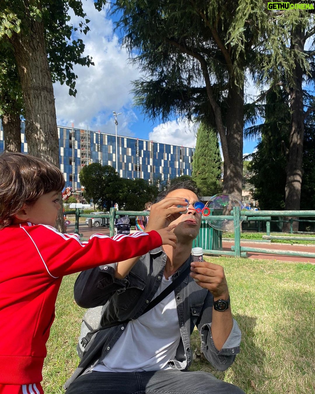 Primo Reggiani Instagram - “Dai facciamo le bolle di sapone!!” 3…….2……..1……..”ciao papà” E tu rimani da solo a fare bolle di sapone e facce assurde 🤣🤣❤️