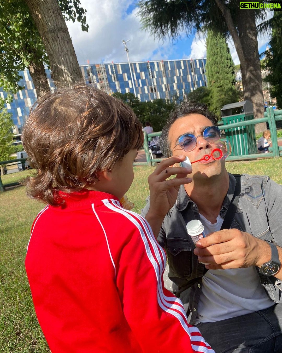 Primo Reggiani Instagram - “Dai facciamo le bolle di sapone!!” 3…….2……..1……..”ciao papà” E tu rimani da solo a fare bolle di sapone e facce assurde 🤣🤣❤️