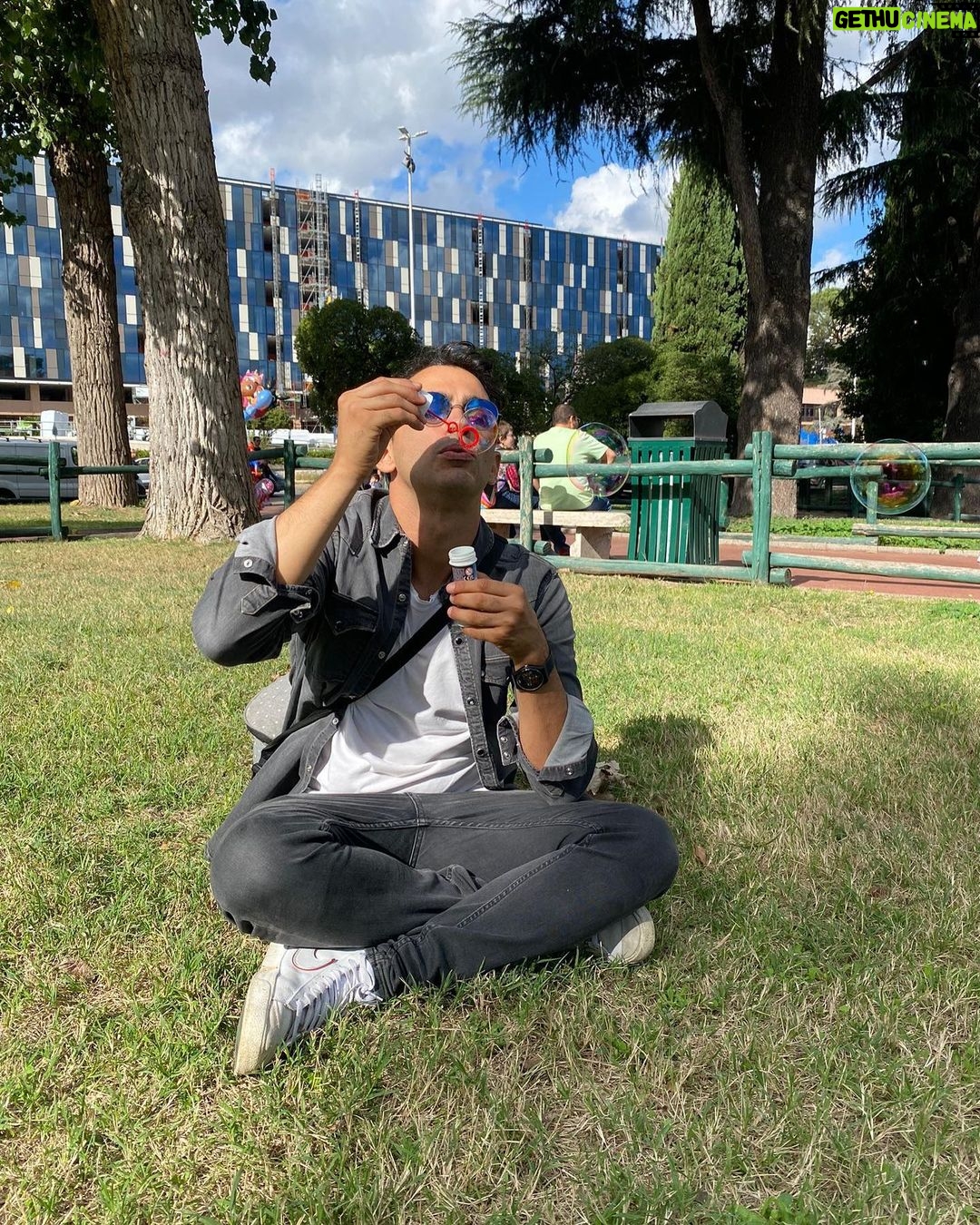 Primo Reggiani Instagram - “Dai facciamo le bolle di sapone!!” 3…….2……..1……..”ciao papà” E tu rimani da solo a fare bolle di sapone e facce assurde 🤣🤣❤️