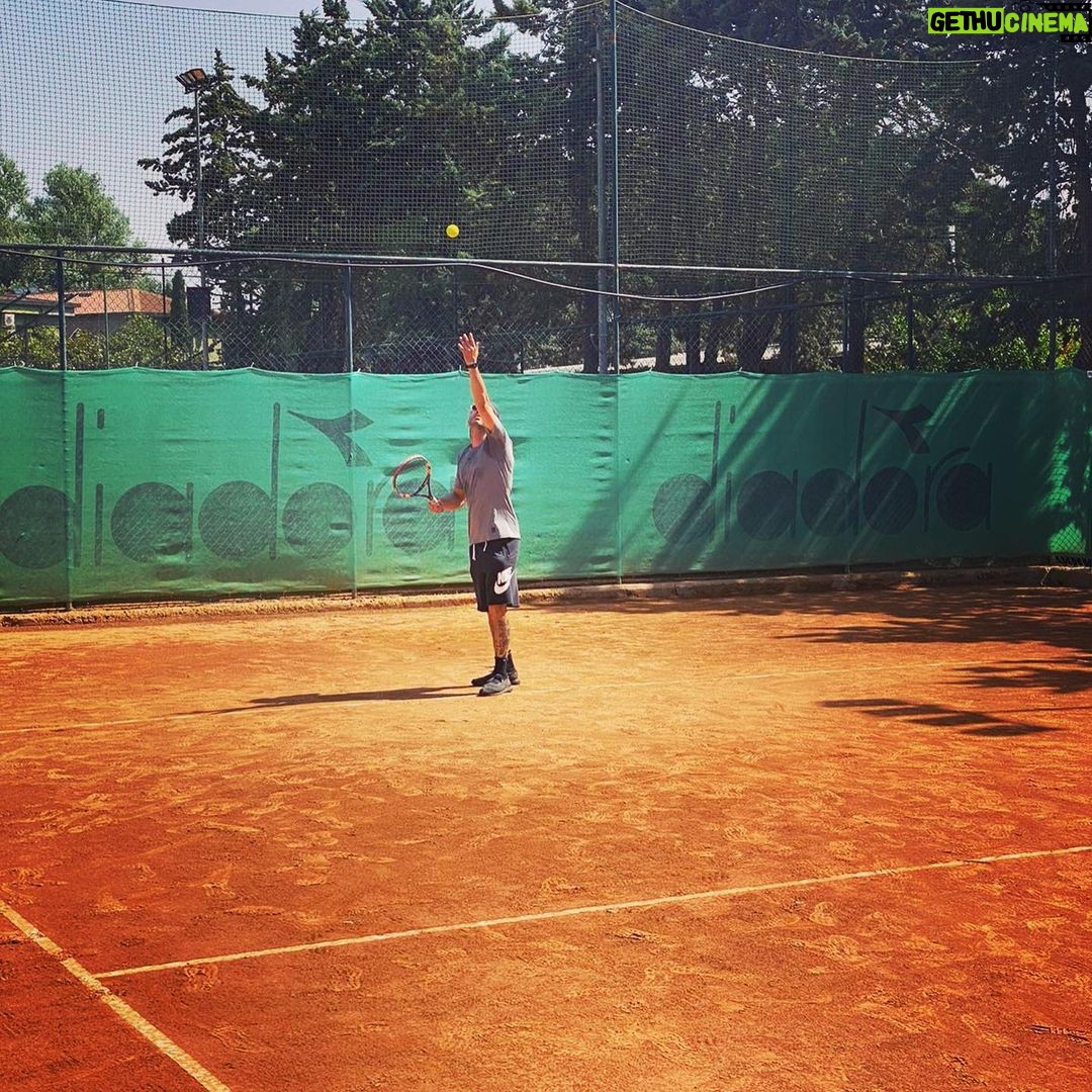 Primo Reggiani Instagram - Dopo un mese e tre giorni partita finita 6-7 6-3 6-3… mai più! 😂☀️ Villa York S.C