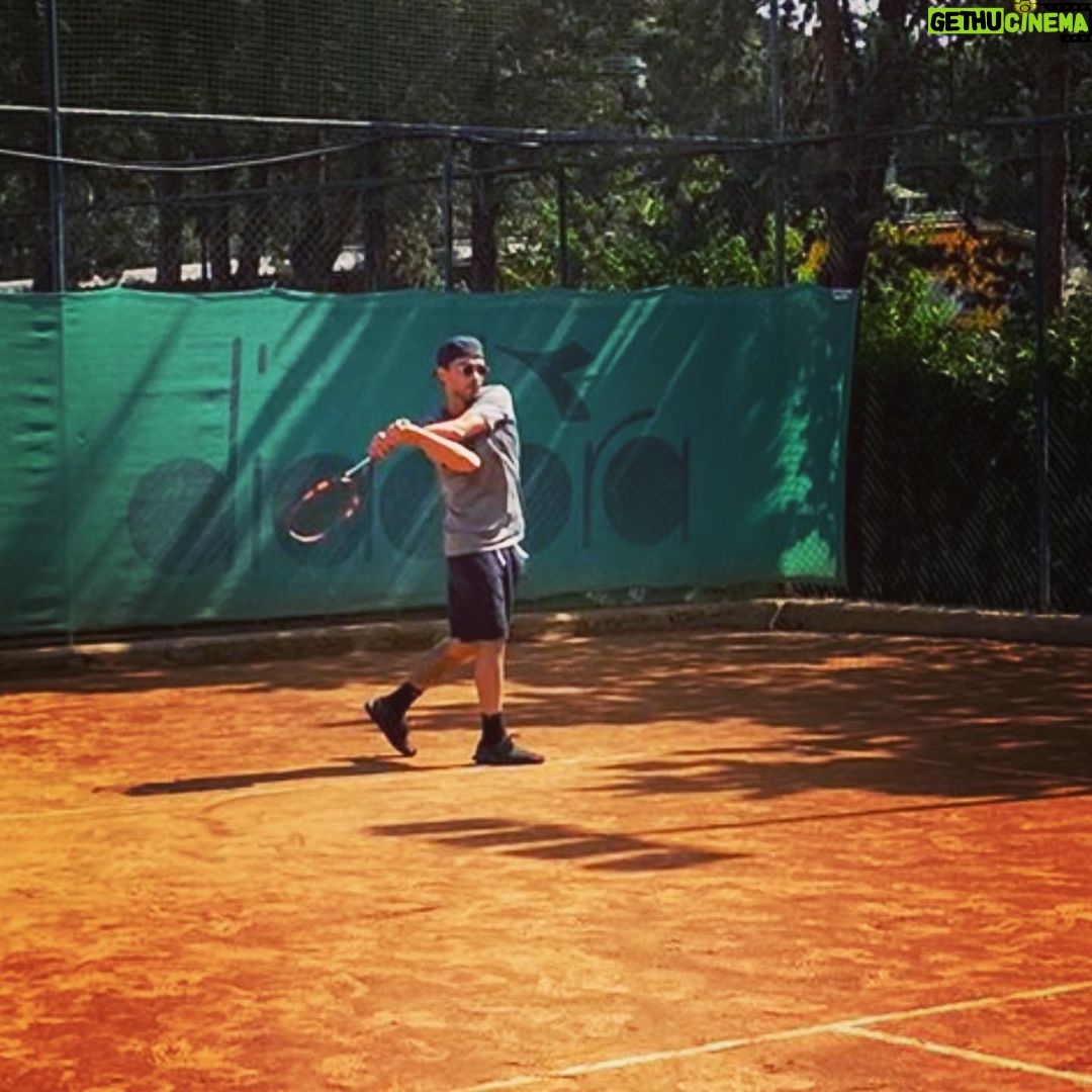 Primo Reggiani Instagram - Dopo un mese e tre giorni partita finita 6-7 6-3 6-3… mai più! 😂☀️ Villa York S.C