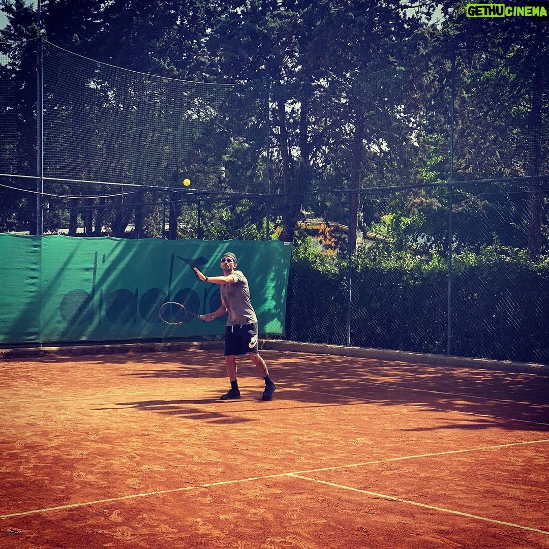 Primo Reggiani Instagram - Dopo un mese e tre giorni partita finita 6-7 6-3 6-3… mai più! 😂☀️ Villa York S.C